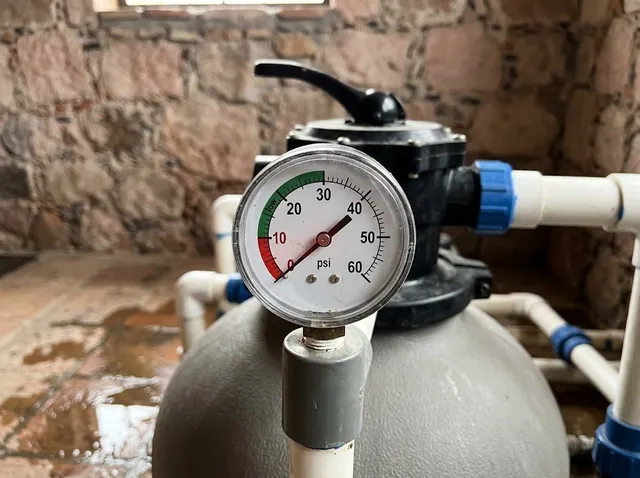 Manómetro del filtro de la alberca con la aguja fuera de la franja verde